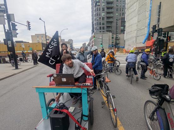 TSF (le DJ) sur le cyclo pousse.