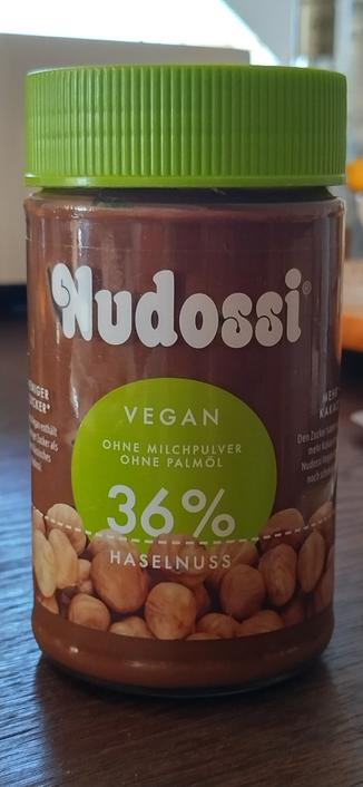 Das Foto zeigt eine Nahaufnahme eines Glases vom neuen veganen Nudossi. Sehr lecker.