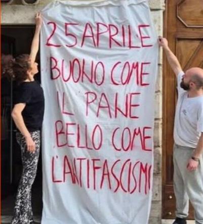 Immagine striscione che inneggia la Festa della Liberazione