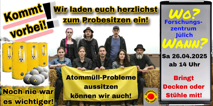 Menschen sitzen auf Strohballen vor dem Atommülllager Ahaus. Sie halten ein Transparent mit der Aufschrift "Atommüll-Probleme aus sitzen können wir auch". Rechts sind die Castoren mit den Brennelemente-Kugeln abgebildet.