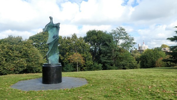 #KnifeEdge by #HenryMoore positioned in #GreenwichPark alongside #TheGreenwichRoyalObservatory, which was #Designated (by #RoyalAppointment) after #IT was #Discovered that #HerstmonceuxObservatory was #Built on a #FogBank...
#TrueFacts... #LookITUp | #DogsCanLookUp