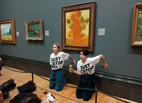 Action de JSO dans un musée : deux activistes un main collé au mur, après avoir maculé un tableau de soupe en boite.