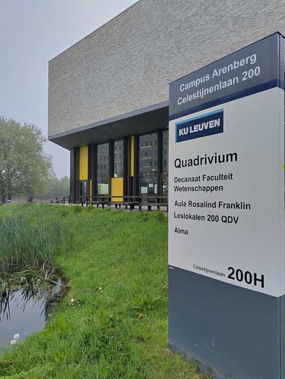 Sign that points to a building of University Leuven, home of HamCon'25
