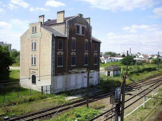 Ancienne gare SNCF de la Grande Ceinture à #Bobigny (#SeineSaintDenis) Gare construite en 1929 par l'entrepreneur Morosini, dans le cadre de l'aménagement de la ligne supplémentaire Bobigny-Sucy-Bonneuil, derni...
Suite 👉 https://monumentum.fr/monument-historique/pa93000018/bobigny-ancienne-gare-sncf-de-la-grande-ceinture
#Patrimoine #MonumentHistorique
Photo CC-BY-SA 4.0 : Geralix