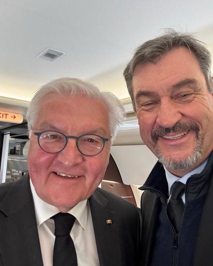 Selfie von Steinmeier und Söder, beide breit grinsend.