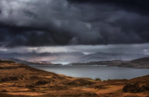 Landschaftsfotografie auf der Hebrideninsel Mull unter dramatischer Wolkendecke.