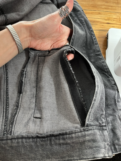Photo 2 présentant la poche interieur de la veste en jean, cette fois ci ouverte sur le coté, le scratch noir est visible
