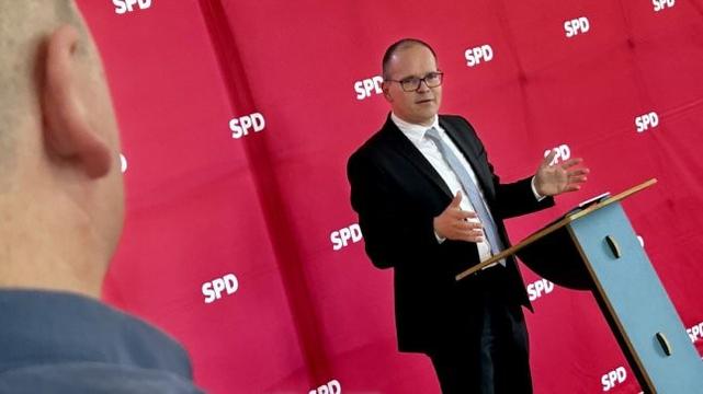 Niedersachsens künftiger Wirtschaftsminister Grant Hendrik Tonne (SPD) stimmt seine Genossen in Dannenberg auf Veränderungen ein – und verbreitet Optimismus