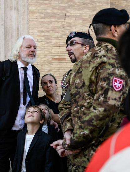 Julian Assange and Is family, asks information a doctor of the Order of Malta during the funeral of Pope Francis.