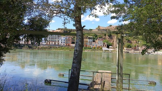 El río Ebre separando las dos Móra (Móra la Nova y Móra d'Ebre).