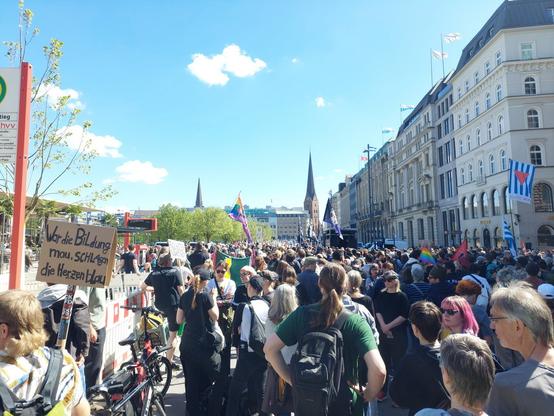 #noafd #nonazis Demo am Alterpavillion Jungfernstieg in Hamburg. Viele Menschen bei blauem Himmel und Sonnenschein.