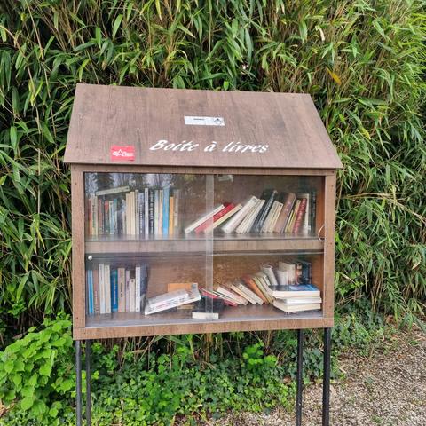 Boîte à livres au jardin Garnier à Provins