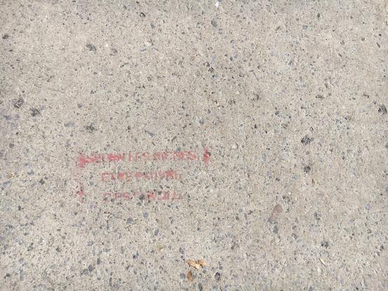 Graffiti au pochoir semi-effacé. On arrive à lire: "Selon les riches, être pauvre c'est facile"