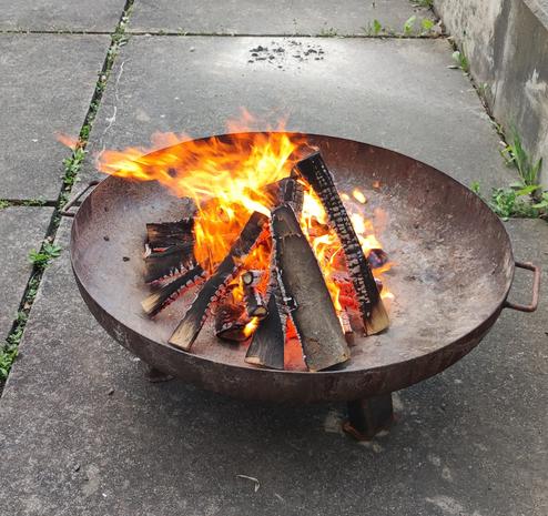 Ein Lagerfeuer in einer Feuerschale.