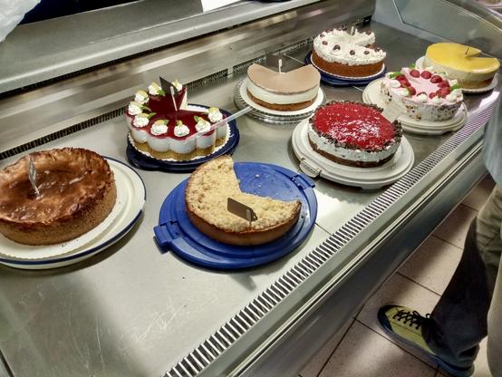 8 Torten, alles super lecker und teilweise sogar vegan in einer Vitrine. Im Laufe des Tages wächst diese Menge um ein Vielfaches an.