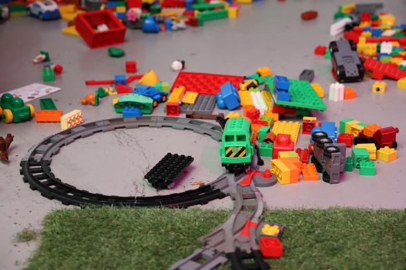 More LEGO parts, amongst them a locomotive on cicular tracks