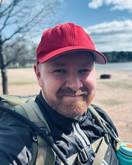 Selfie taukopaikalta Ruissalon kansanpuistossa. Taustalla hiekkaranta, laivaväylä ja Hirvensalo.

Selfie from a breakpoint in Ruissalo. In the background, a beach, a shipping lane and Hirvensalo.