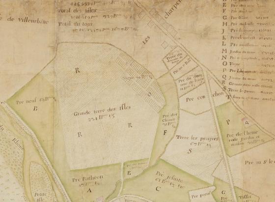 Un plan manuscrit à l'encre noire rehaussée à l'aquarelle, dans des tons de beige et de vert clair, sur un papier clair en format paysage.
Une partie de territoire est dessinée comme vue à la verticale, avec le tracé des routes, des parcelles avec leurs surfaces et leur usage  (prés, terres, vignes, maisons) et des lettres majuscules renvoyant à une légende en haut à droite.