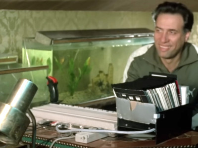 Metin is obsessed with games and gambling and plays various games on his Commodore Amiga 500 in "Sevimli Hirsiz".