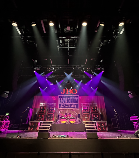 JBO Bühnensetup im der leeren Halle mit leuchtenden Scheinwerfern