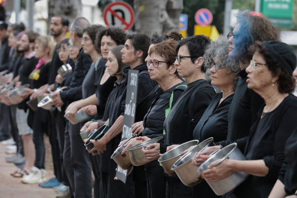 Israeli demonstrators hold empty pots to represent the starvation in Gaza in Tel Aviv on the day Israel marks Holocaust Remembrance Day. Photograph: Quique Kierszenbaum/The Guardian
