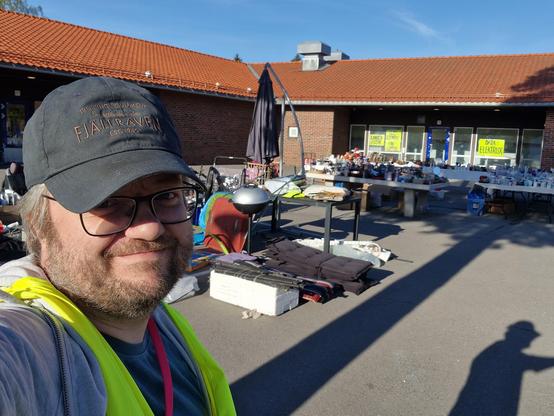 Selfie av meg i refleksvest I en skolegård. Masse lopper bak.