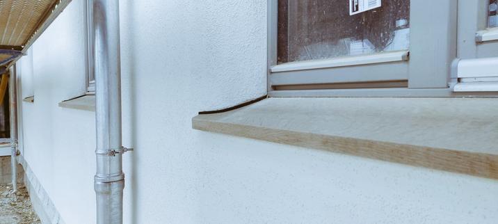 Typcial rounded window detail on many #strawbale buildings in Germany.
1. 4 storey multifamily home almost finished, lime plaster, oak window board, shadow line via rubber spacer at the window reveal.
