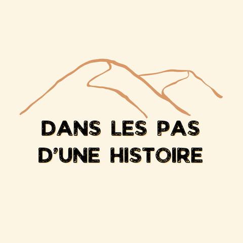 Dune stylisée sur fond beige, avec écrit "dans les pas d'une histoire"
