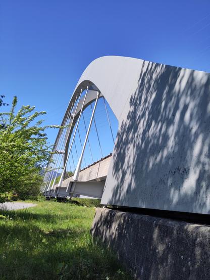 Foto. Bogenbrücke mit unterliegender Fahrbahn.