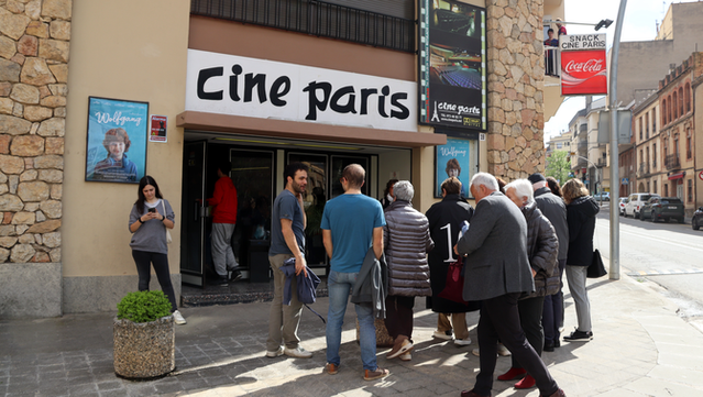 Primers espectadors de la nova etapa del cinema París de Solsona (ACN/Mar Martí)