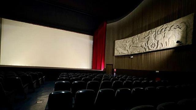 Els frisos que decoren la sala del Cine París de Solsona són de Manel Casserras (3Cat)