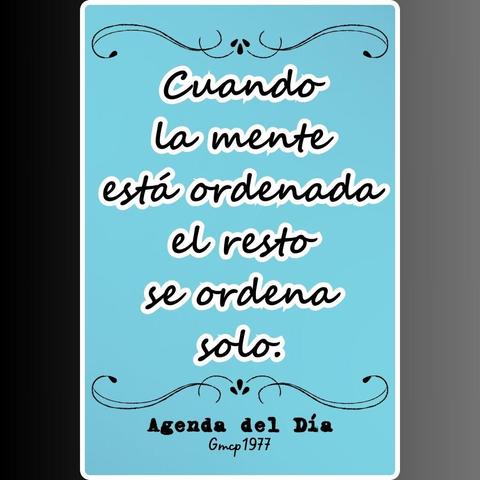 La imagen muestra un fondo celeste con un diseño decorativo en la parte superior e inferior. En el centro, en letras cursivas blancas con un borde negro, se lee la frase en español: "Cuando la mente está ordenada el resto se ordena solo."

Debajo del diseño inferior, también en blanco con borde negro, se encuentra el texto 'Agenda del Día y más abajo Gmcp1977'.