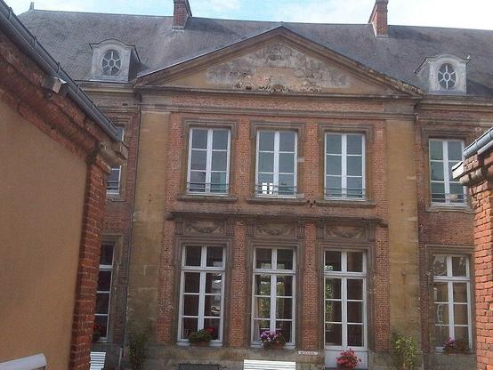 Hôtel Colombel de la Rousselière à #LAigle (#Orne) Les pavillons d'entrée et les ailes sont antérieurs à 1630. En 1770, Pierre Nicolas Collombel, riche épinglier, achète la maison et fait abattre les deux logis...
Suite 👉 https://monumentum.fr/monument-historique/pa00110685/laigle-hotel-colombel-de-la-rousseliere
#Patrimoine #MonumentHistorique
Photo CC-BY-SA 4.0 : AchilleT