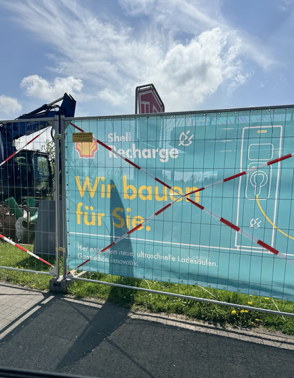 Baustelle für E-Auto Ladestationen an einer Tankstelle