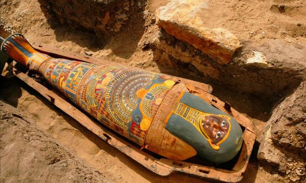 GIZA, EGIPTO - AGOSTO DE 2005: El sarcófago de un rico comerciante yace en un sitio arqueológico en agosto de 2005 en Giza, Egipto. (Marc Deville)