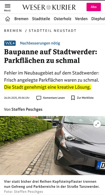 Screenshot einer Meldung von weser-kurier.de:

Überschrift: „Baupanne auf Stadtwerder: Parkflächen zu schmal”
Anreissertext: „Fehler im Neubaugebiet auf dem Stadtwerder: Frisch angelegte Parkflächen waren zu schmal. Die Stadt genehmigt eine kreative Lösung.”
(Der letzte Satz ist von mir getextmarkert.)

Darunter ein Foto eines parkenden Autos. Vier Reihen kleine Pflastersteine trennen den Fußweg
und Parkbereich ebenerdig voneinander. Die äußerste gehwegseitige Reihe ist deutlich heller und erkennbar nachträglich eingesetzt.