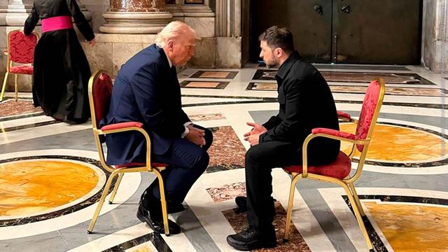 Der ukrainische Präsident Wolodymyr Selenskyj (rechts) und US-Präsident Donald Trump unterhalten sich bei der Beerdigung von Papst Franziskus im Vatikan. Sie sitzen sich allein auf zwei Stühlen gegenüber. (Foto: dpa Bildfunk, picture alliance/dpa/Ukrainian Presidential Press Service/AP | Uncredited)