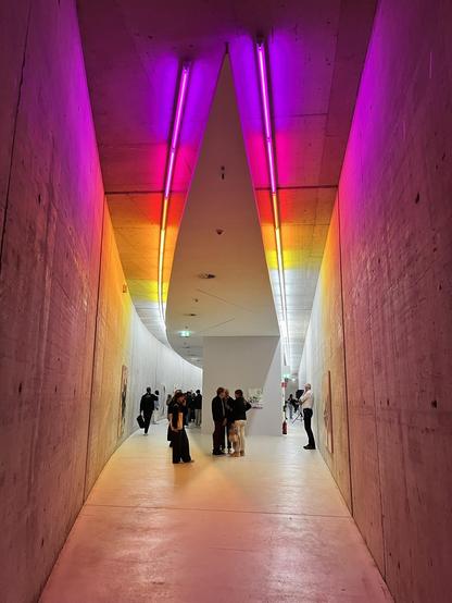 Tunnelblick mit bunten Lichtern an der Decke