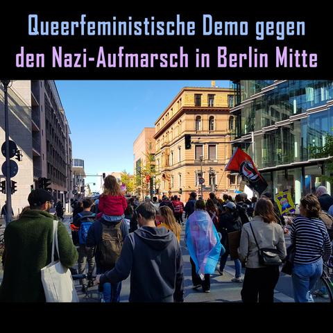 Menschen mit Fahnen und Plakaten bei der queerfeministischen Demo gegen den Nazi-Aufmarsch in Berlin.