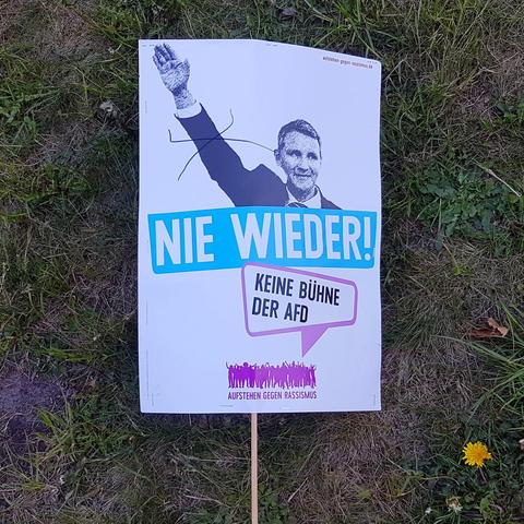 Ein Plakat mit Björn Höcke, der den Hitlergruß macht, mit dem Text: Nie wieder! Keine Bühne der AfD.