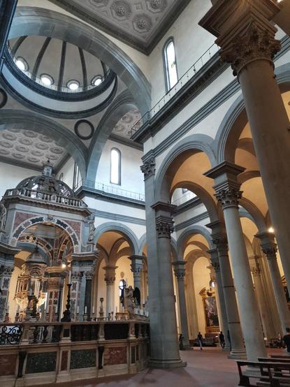 Croisée du transept de l'église : les colonnes, de type corinthien, supportent des arches par le biais d'un "dé" couronné d'une corniche, alignée avec celles des murs périphériques, puis une architrave sur laquelle reposent les murs percés d'ouvertures de la nef et du transept. Sur les architraves reposent les quatre arcs qui supportent un tambour sur pendentifs. Dans les pendentifs, des médaillons. La coupole est divisée en rayons entre lesquels se trouvent des ouvertures circulaires.