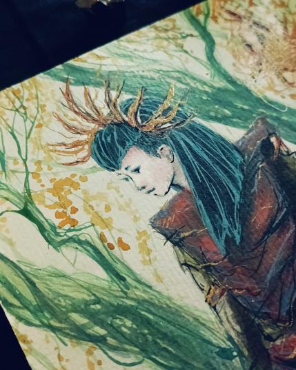 Illustration à l'encre acrylique d'une druidesse solitaire, debout au cœur d'une forêt mystique aux couleurs automnales. Elle tient un bâton orné de bois et de feuilles, son regard perdu dans la contemplation de la nature environnante