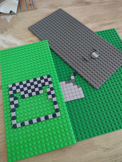 3 plaques de lego avec des motifs carré posé dessus en lego plat