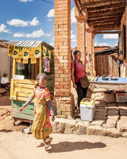 Scène de rue à Ambositra, en milieu de journée.