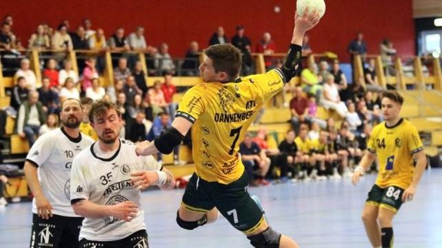Verbandsligist MTV Dannenberg besiegt den TuS Rotenburg II in einem Handball-Krimi mit 37:36 und hat den Klassenverbleib fast sicher