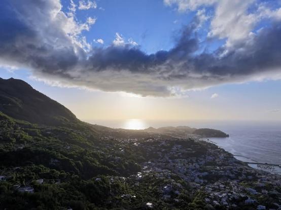 Das Bild zeigt die Westküste der Insel Ischia bei Sonnenuntergang