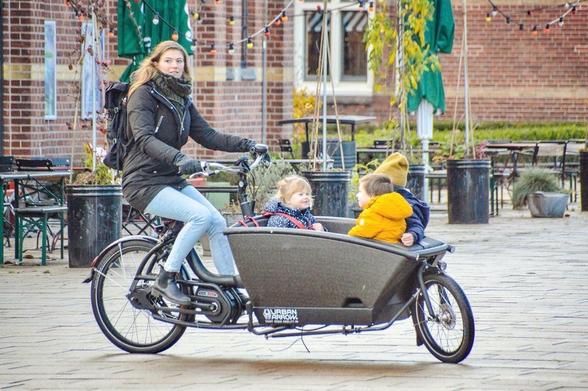 vélo cargo avec 3 enfants