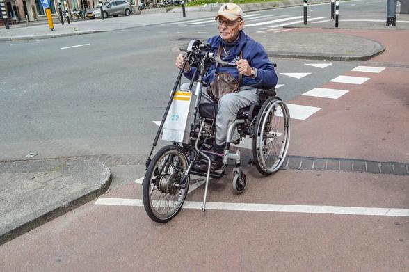 fauteuil roulant avec tricycle motorisé