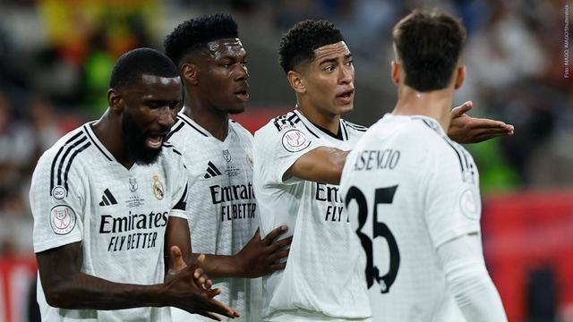 Antonio Rüdiger und andere Spieler von Real Madrid regen sich über eine Situation beim Spiel gegen den FC Barcelona auf. (Foto: IMAGO, IMAGO/Shutterstock)