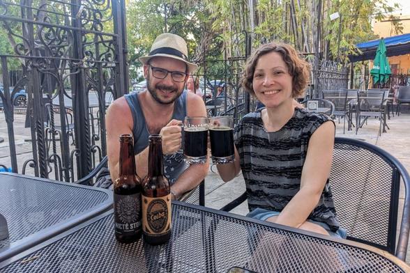 Nico und Christiane von beingirish.berlin mit Bier auf der Terrasse des St. Patricks Irish Pub in Valladolid, Mexiko.
